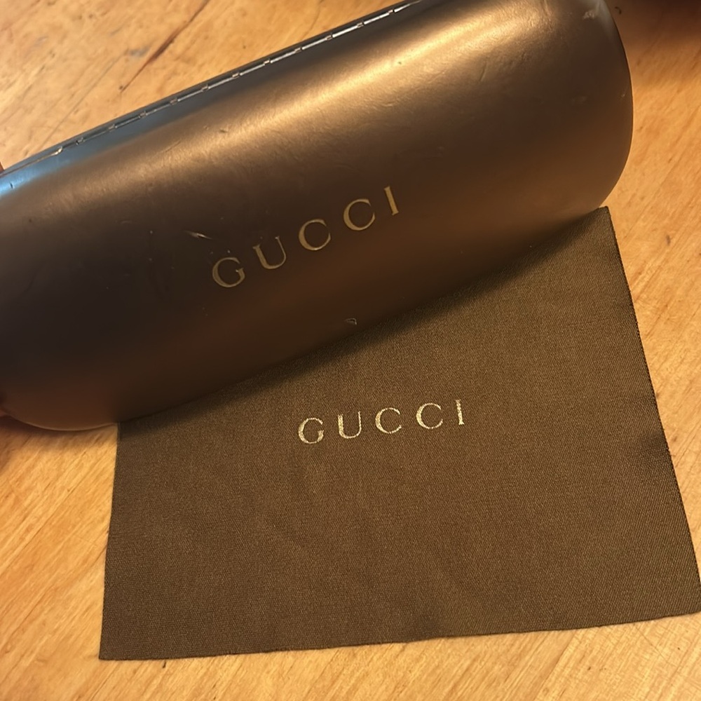 Gucci sunglasses case and cloth